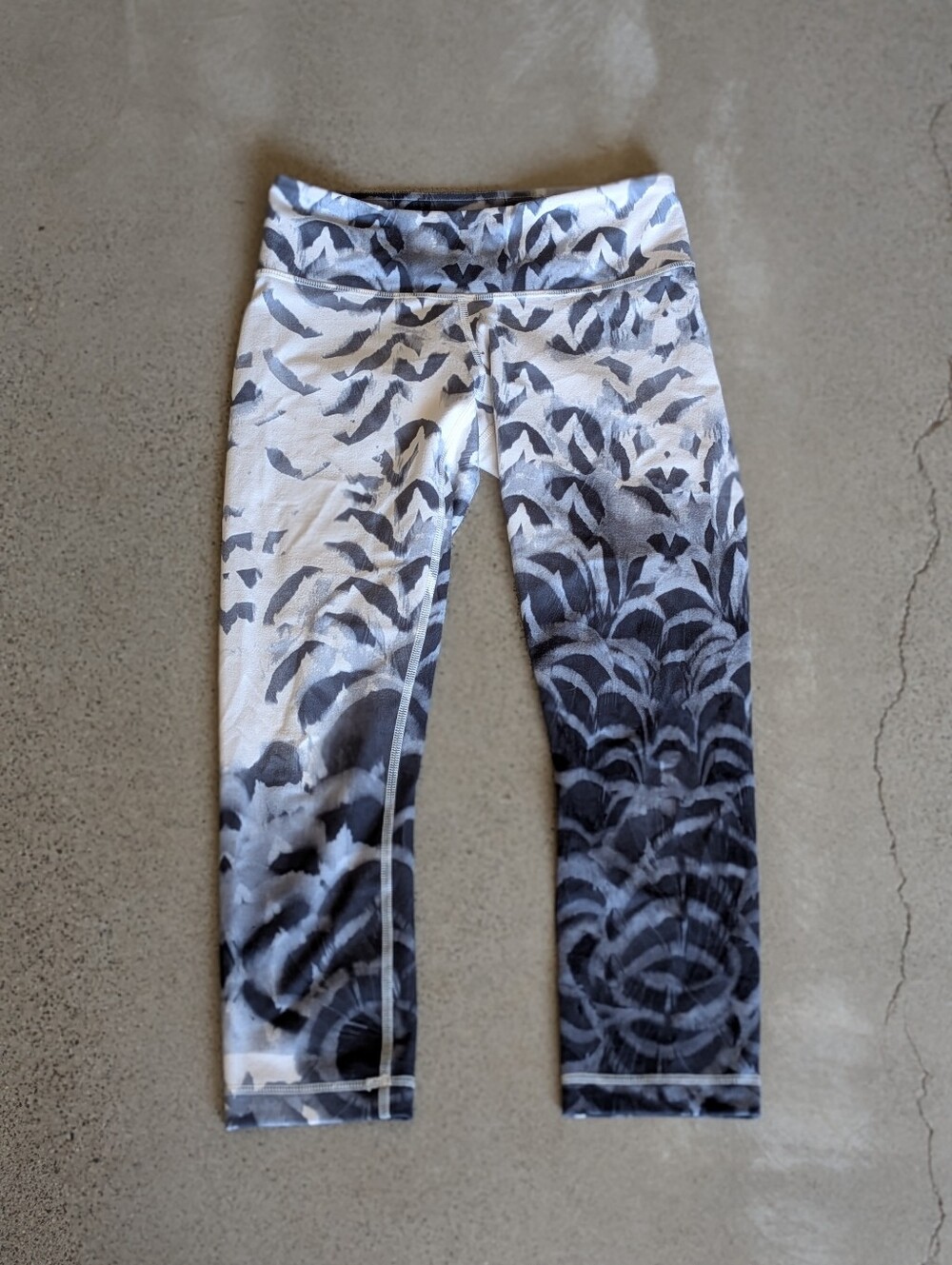 Lululemon Athletica Black and Gray Patterned Cropped Workout Pants
